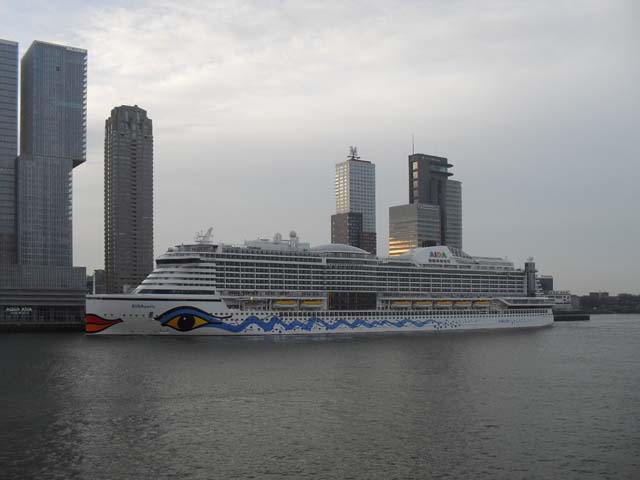 Cruiseschip ms AIDAperla van AIDA Cruises aan de Cruise Terminal Rotterdam